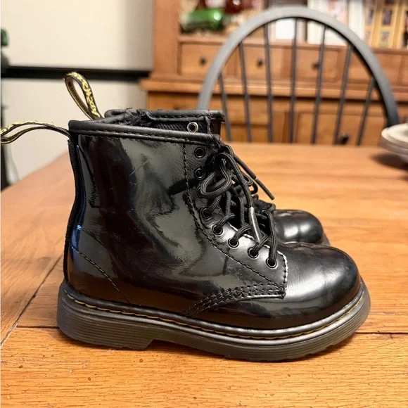 Dr. Martens Shiny Black Kids Boots size 10 - Picture 3 of 9